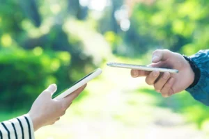 スマホを持つ手