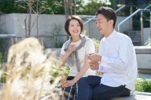 ベンチで話す男女jpg