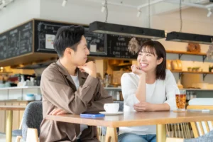 カフェで話す男女