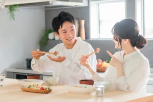 食事をする男女